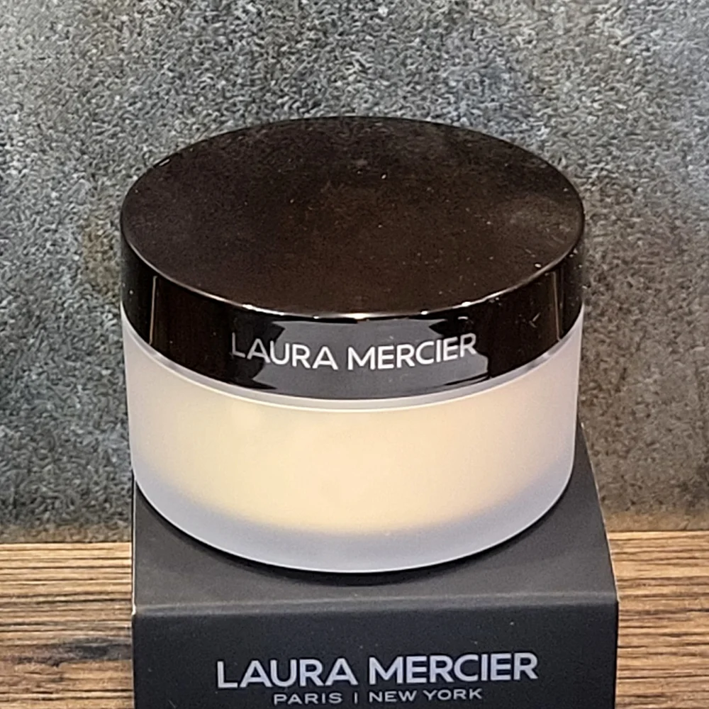 Laura Mercier Brightening Under Eye Powder 2